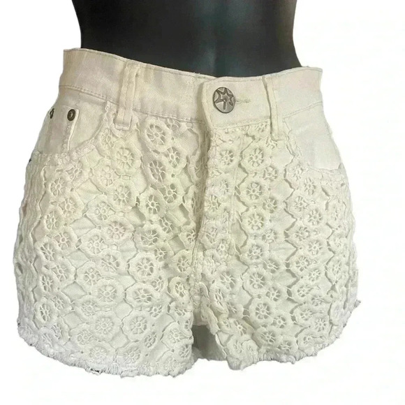 Vanilla Star boho Crochet Front Cut Off cream sz 7 
Denim Shorts NWOT super cute - Picture 1 of 8